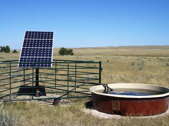 Bomba de água movida a energia solar